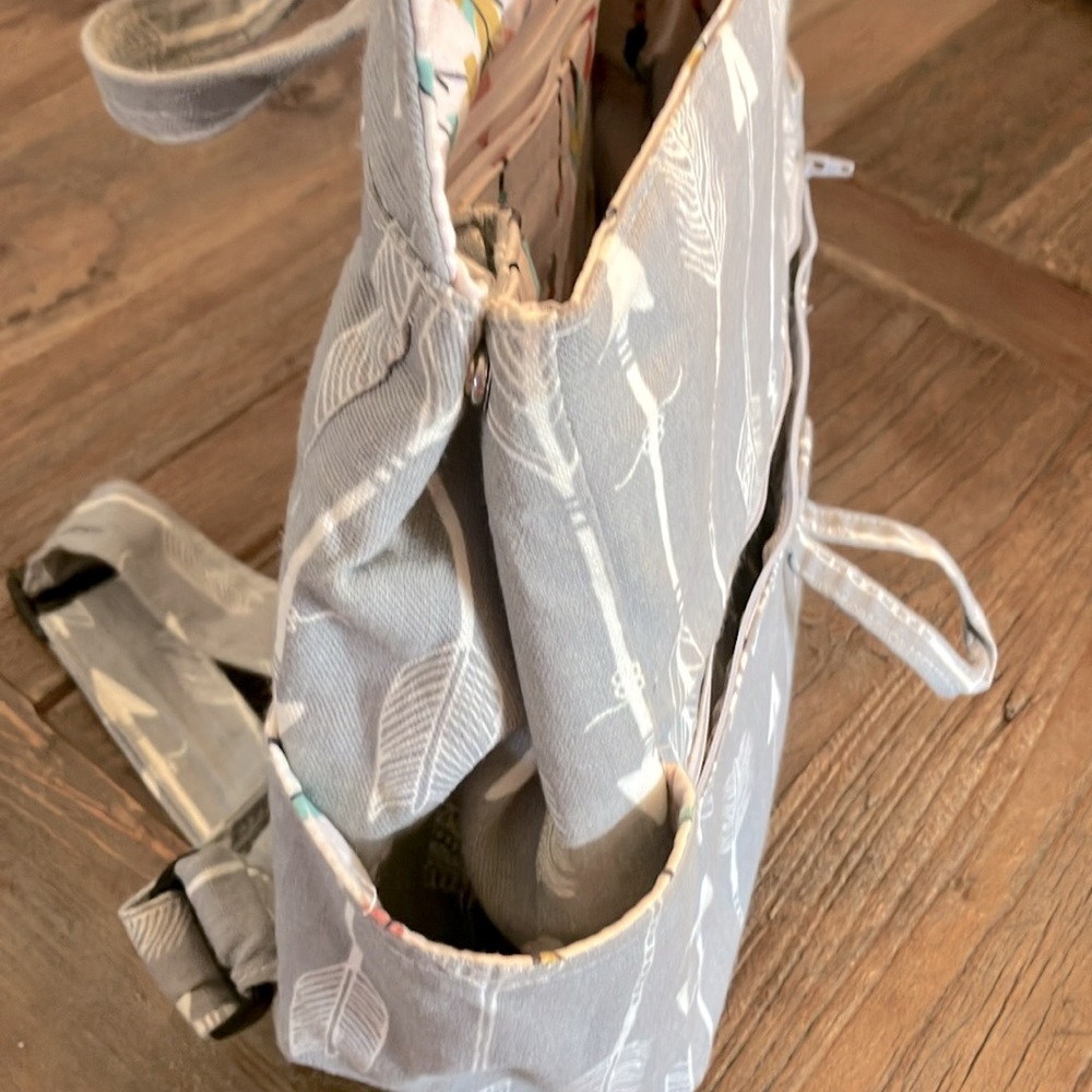 Lightweight Grey Arrow Patterned Backpack - image 4